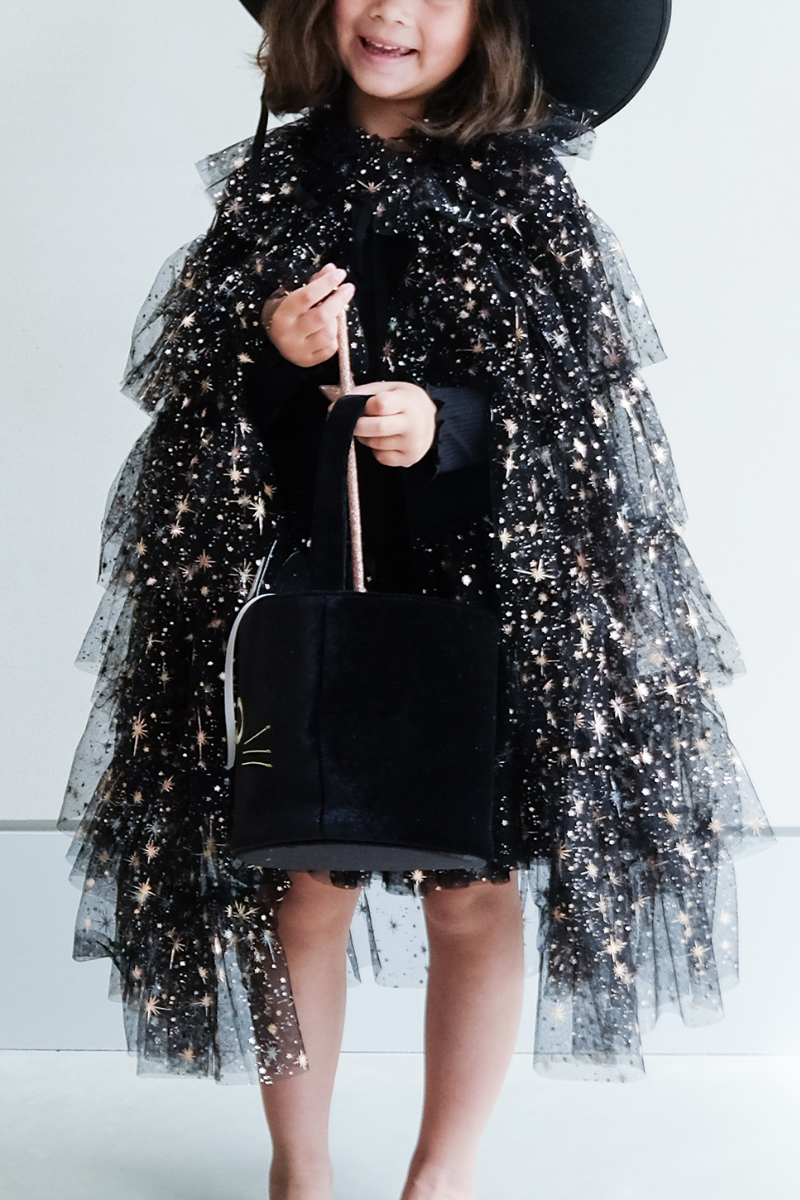 verkleedcape-aurora-ruffle-black-mimi-_-lula-main.png