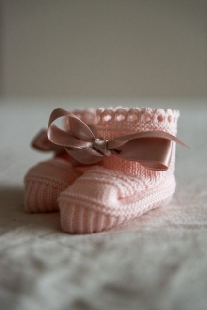 Knitted booties with bow