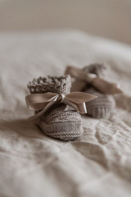 Knitted booties with bow