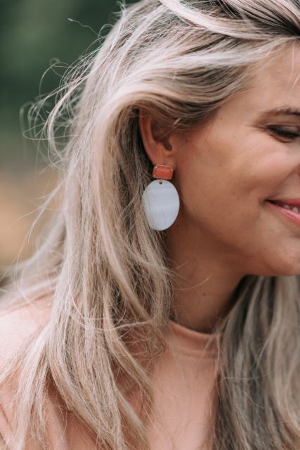 Pearly white earrings| Poespas x Paulie Pocket